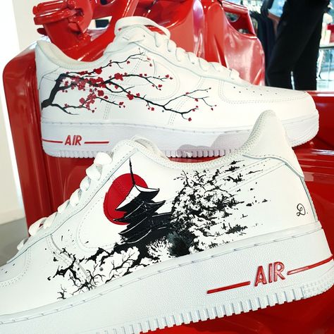 White Shoe Customized, Shoes Art Painted, Sneakers Diy Painted, Draw On Shoes Ideas, Customized Sneakers Ideas, Custom Shoes Anime, Anime Custom Clothes, Anime Painted Shoes, Af1 Custom Ideas