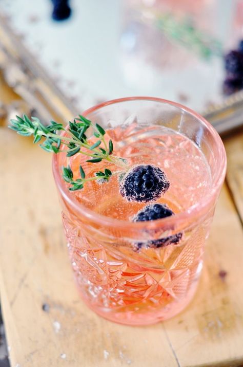 Blackberry Thyme Champagne Cocktail for your bridal shower Brunch Cocktail Recipes, Cocktails Vodka, Pina Colada Cocktail, Easy Summer Cocktail Recipes, New Year's Drinks, Cocktail Pink, New Years Cocktails, Champagne Recipes Cocktails, Easy Summer Cocktails