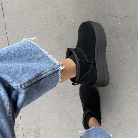 Platform Uggs Black, Platform Ugg Outfit, Platform Uggs, Uggs Black, Uggs Outfit, Women's Spurs, African Clothing Styles, Minimalist Wardrobe, Cold Weather Outfits