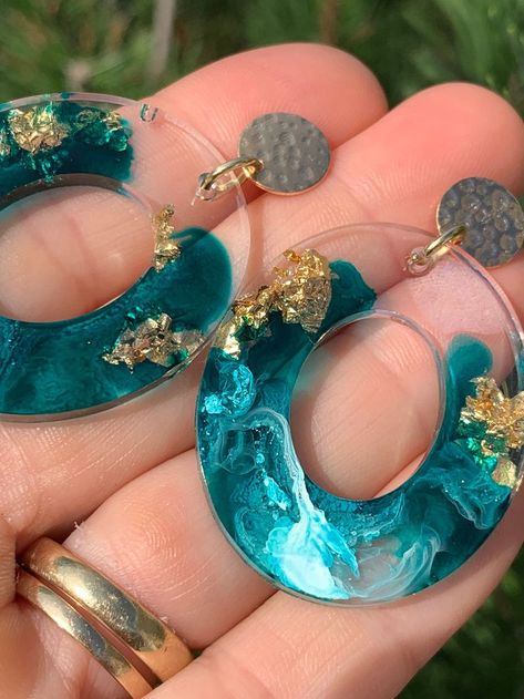 Resin Jewelry Inspiration, Cute Resin Earring Ideas, Earring Resin Ideas, Jewelry Resin Ideas, Green Resin Earrings, Resin Earings Ideas, Diy Resin Earring Ideas, Gold Resin Earrings, Resin Earings Idea