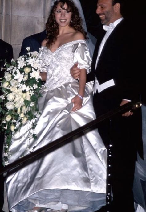 Mariah Carey and Tommy Mottola on their wedding day, in year 1993. This was in New York City. You can find this on Times Magazine. Mariah Carey Wedding, Celebrity Wedding Gowns, Mariah Carey 1990, Maria Carey, Tommy Mottola, Mariah Carey 90s, Celebrity Wedding Photos, Billy B, Popular Wedding Dresses