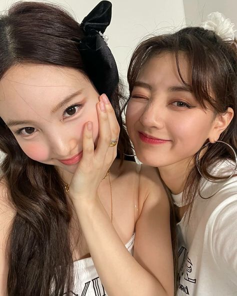 Jihyo🎀×Nayeon🎀[🌻Update On Intagram 06032021🌈]#Twice #Jihyo #Nayeon #Sana #Mina #Dahyun #Chaeyong #Jeongjeon #Tzuyu Sana Momo, Twice Jihyo, Fans Cafe, Nayeon Twice, Im Nayeon, Reality Show, What Is Love, Instagram Update, How To Take Photos