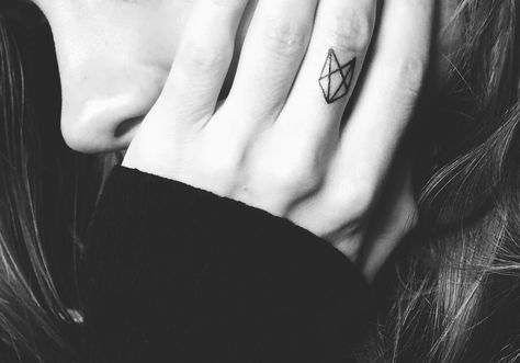 Fox Finger Tattoo, Hole Tattoo, Tattoo Hand, Fox Tattoo, Finger Tattoo, Tattoo Designs And Meanings, Skin Art, Finger Tattoos, Tattoo Idea