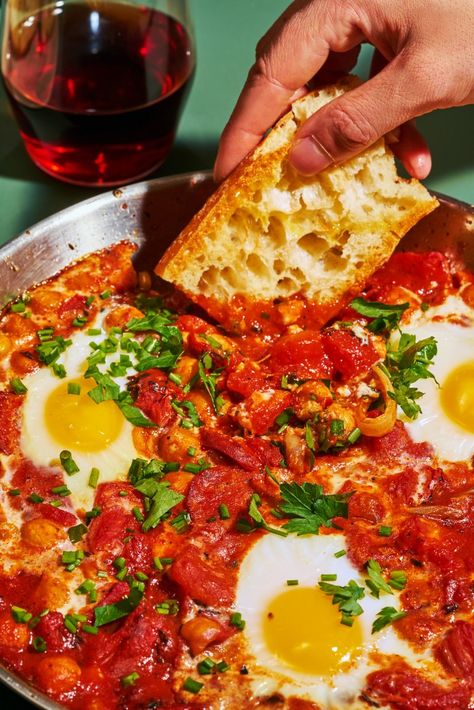 Shakshuka with Chorizo and Chickpeas Tomatoes Eggs, Beef Chorizo, Easy Breakfasts, Chorizo Recipes, Skillet Recipes, Dinner Meal Prep, Fire Roasted Tomatoes, Best Comfort Food, Hummus Recipe