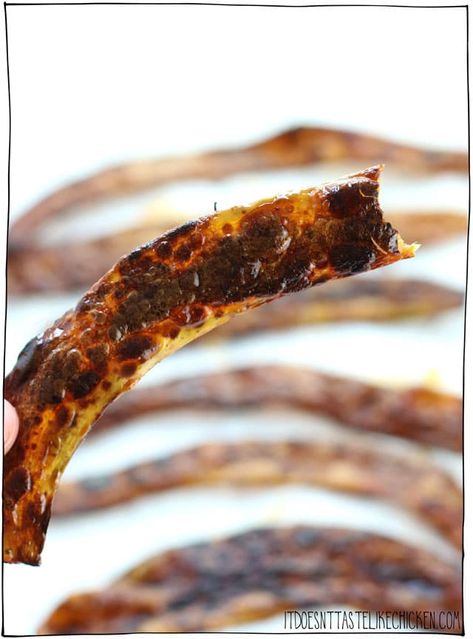 Banana Peel Bacon! A vegan bacon recipe made from the banana peels that you would otherwise toss away. Crispy, chewy, smoky, salty, slightly sweet, and has a subtle hint of banana taste which is actually quite delicious! Make this the next time you peel a banana! #itdoesnttastelikechicken #veganrecipes #bananapeel #veganbacon Fried Banana Peels, Banana Peel Benefits, Banana Peel Bacon, Scrap Recipes, Banana Bacon, Vegan Bacon Recipe, Coconut French Toast, Vegan Pulled Pork, Egg Tofu