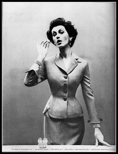 Dovima in suit by Swansdown, photo by Richard Avedon, Harper's Bazaar, January 1954 Image scanned by my friend Stephen. Corporate Workwear, 1950s Suit, Stepford Wives, Lilli Ann, Fifties Fashion, Richard Avedon, Vintage Suits, Moda Vintage, Harper's Bazaar