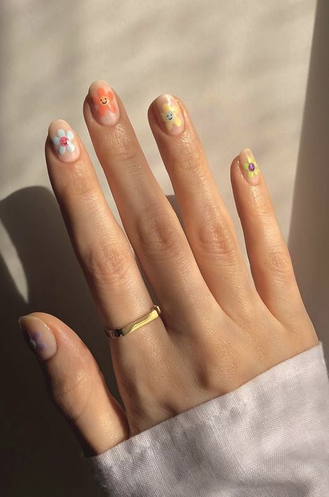 Smiley Face Nails Natural, Short Nails Smiley Face, Smiley Face Manicure, Smiley Face Flower Tattoo, Smiley Face Flower Nails, Smiley Flower Nails, Smiley Manicure, Nail Smiley Face, Flower Nail Designs Short Nails