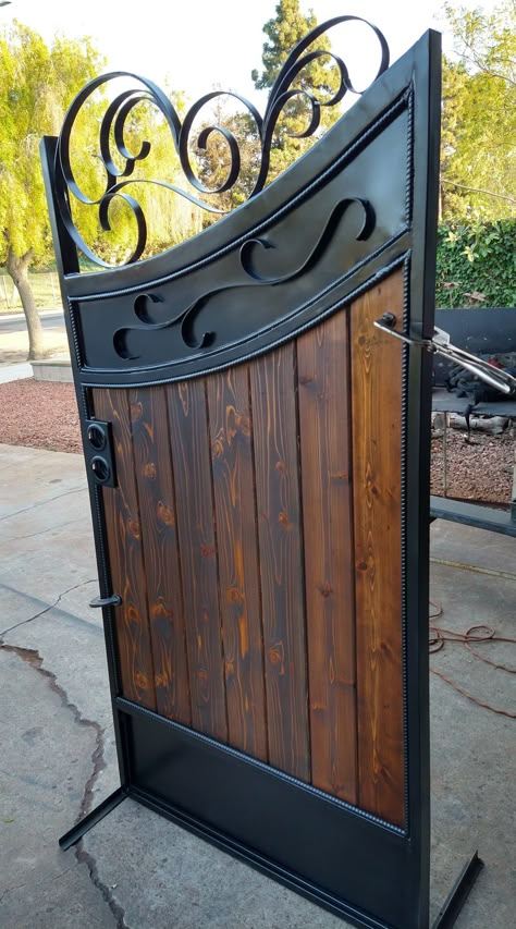 Inside Plants Decor, Wooden Gate Designs, Wrought Iron Garden Gates, Iron Furniture Design, Gate Designs Modern, Metal Garden Gates, Iron Garden Gates, Garden Gate Design, Steel Gate Design