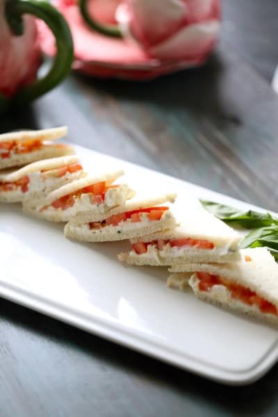 Tomato Feta Tea Sandwiches are light and simple. And require no cooking whatsoever. Tea Sandwich, Tea Party Sandwiches, Tea Sandwiches Recipes, English Tea Party, Afternoon Tea Recipes, Party Sandwiches, Tea Ideas, High Tea Party, Brunch Buffet