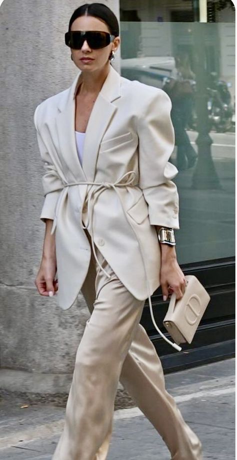 Nyfw 2024 Street Style, Chic Edgy Outfits, Satin Pants Outfit, Parisian Street Style, Parisian Street, Ootd Spring, Style Blazer, Satin Pants, Street Style Summer