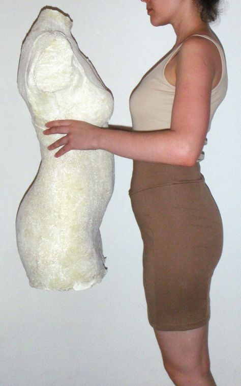 Make a dress form: hers seems to work really well and addresses the problems I have found with other diy dress forms. Im definitely going to try this one and post my results! Make A Dress, Coin Couture, Diy Vetement, Techniques Couture, Dress Forms, Couture Sewing, Diy Dress, Dress Form, Custom Dresses