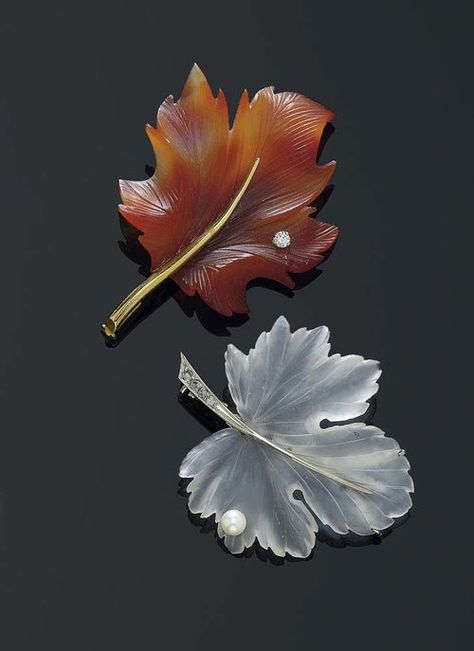 Carved Hardstone leaf brooches, Vienna ca. 1950 / EIN PAAR ACHAT-BERGRISTALL-DIAMANT-PERLEN-BROSCHEN, Wien Carved Stone Jewelry, Carving Stone, Faberge Jewelry, Vintage Jewlery, Gemstone Art, Art Carved, Leaf Jewelry, Brooches Handmade, Jewelry Design Necklace