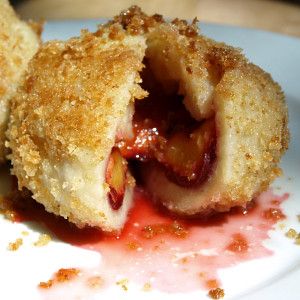 Dessert Dumplings, Plum Dumplings, Hungarian Desserts, Hungarian Cuisine, Eastern European Recipes, Plum Recipes, Potato Gnocchi, Dumplings Recipe, Meatless Main Dishes