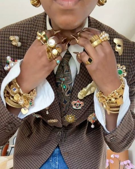 Nthabiseng on Instagram: "✨✨✨ #itsnthabim #maximalisjewelry" Jewelry On Clothes, Jewelry For School, Moodboard Jewelry, Maximalist Jewelry, Gold Jewelry Aesthetic, Street Style Jewelry, Funky Accessories, Details Aesthetic, Dope Jewelry Accessories