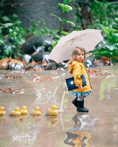 Baby Outdoor Photoshoot, Rainy Day Photoshoot, Holiday Photoshoot Ideas, Rainy Photoshoot, Photo Organization Storage, Umbrella Photo, Toddler Photoshoot, Newborn Family Photos, Playing Doctor