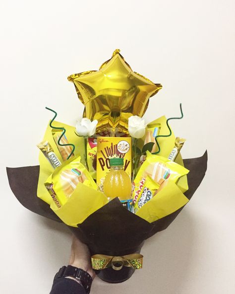 Candy Buckets Graduation, Graduation Snack Bouquet, Bucket Jajan, Bucket Graduation, Snacks Bouquet, Ideas For Graduation Party, Bouquet For Graduation, Snack Bucket, Graduation Party Food