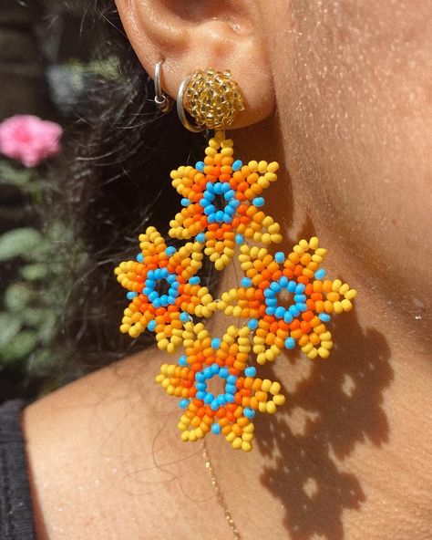 Algunos colores vibrantes que nos ofrece la naturaleza, ahora también es tus accesorios. Recuerda que en @santamariajoyasy hacemos tus accesorios en los colores que más te gusten! 🫶🏼🌼😍 . #accesorios #mostacilla #tejidos #hechoamano #handmadejewelry #handmade #flores #aretes #earings Beadwork Ideas, Accessory Ideas, Bead Patterns, Beading Patterns, Diy Fashion, Bead Work, Beading, Fashion Show, Beads