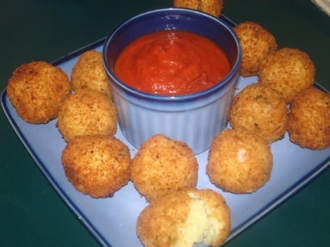 Italian Rice Balls Recipe, Italian Rice Balls, Rice Balls Recipe, Arancini Recipe, Italian Rice, Yummy Bites, Easy Starters, Easy Foods, Dried Basil