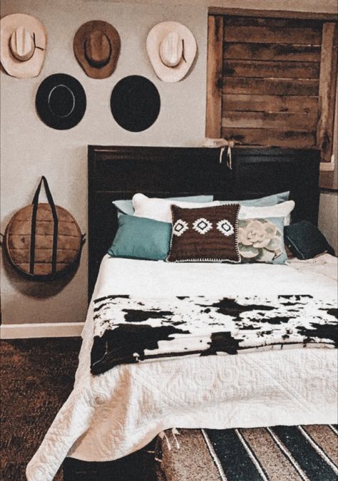 Rustic Wood Bedroom Furniture, Cowgirl Bedroom Ideas Boho, Western Style Rooms Bedrooms, Modern Western Room Ideas, Western Rooms Ideas, Vaquera Room Ideas, Country Room Ideas Bedroom Girl, Country Bedroom Ideas For Teenagers, Western Girls Room