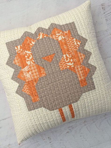 Turkey quilt block pattern from Center Street Designs Quilted Pillows Diy, Turkey Quilt, Pumpkin Quilt Pattern, Bird Quilt Blocks, Pillow Cases Tutorials, Fall Sewing Projects, Sunflower Quilts, Valentines Pillows, Fall Sewing