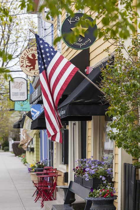 The 25 Best Small Towns in America Photos | Architectural Digest Quaint Towns In America, American Small Town Aesthetic, John Proctor, American Vibes, American Patriotism, Small Towns Usa, Island Town, Sugar Hill, Small Town America