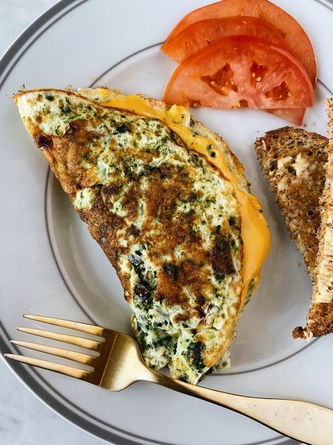 This simple recipe for a healthy fluffy egg white omelette results in a light and fluffy breakfast filled with your favorite toppings. Egg White Breakfast Recipes, Omelette Fillings, Egg White Breakfast, Eggless Breakfast, Egg White Omelette, High Protein Vegetarian Recipes, Veggie Omelette, Fluffy Eggs, Omelette Recipe