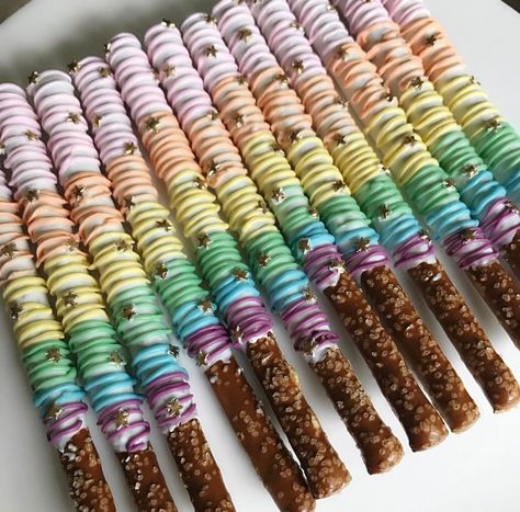 Pretzel Kisses, Pretzel Ideas, Oreo Ideas, Chocolate Pretzel Rods, Homemade Lollipops, Chocolate Covered Desserts, Rainbow Themed Birthday Party, Unicorn Treats, Chocolate Covered Pretzel Rods