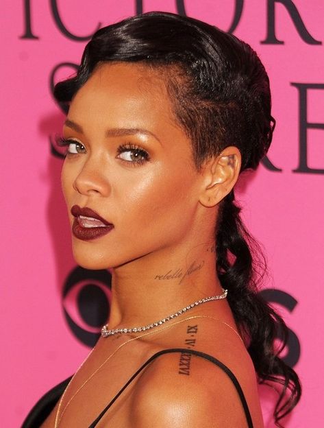 Rihanna Long Hairstyles: Curly Hair Rihanna Victoria Secret, Barbados Rihanna, Celebrity Long Hair, Rihanna Makeup, Vampy Lips, Rihanna Hairstyles, Mode Rihanna, Rihanna Looks, Rihanna Photos