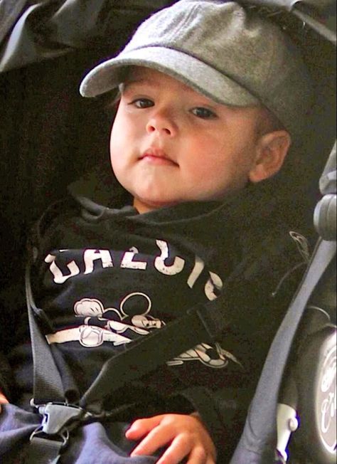 cute Flynn Bloom, son of supermodel Miranda Kerr and actor Orlando Bloom Flynn Bloom, Orlando Bloom Legolas, Miranda Kerr Style, Bloom Baby, Australian Models, Orlando Bloom, Getting Back Together, Celebrity Kids, Miranda Kerr