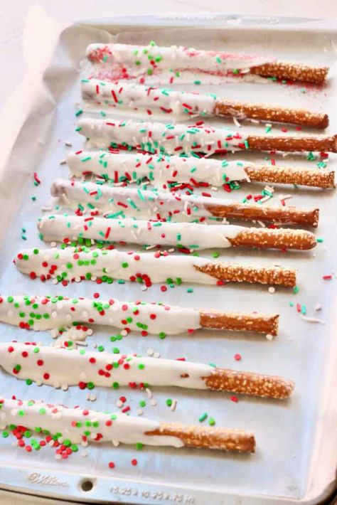 Pretzel Rods Recipe, Pretzel Rods Dipped, Jul Kaka, Chocolate Dipped Pretzel Rods, Dipped Pretzel Rods, Christmas Pretzels, Brandy Snaps, Chocolate Covered Pretzel Rods, Chocolate Dipped Pretzels