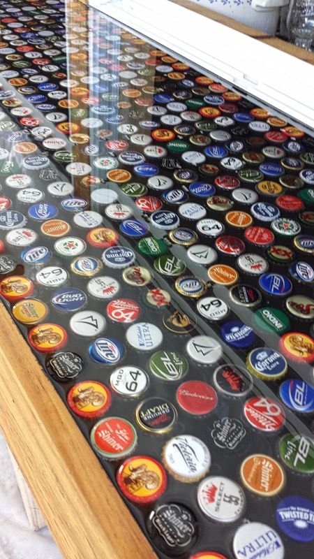 Bottle Cap Table, Bar Deco, Bottle Cap Projects, Cave Basement, Kids Basement, Bar Basement, Beer Bottle Cap, Bottle Cap Art, Beer Caps