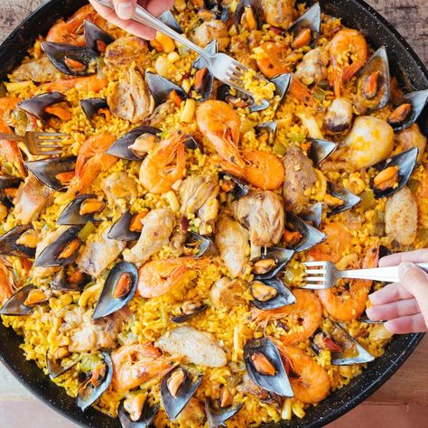 Comment faire une vraie paella espagnole ? Spanish Paella, Spanish Restaurant, Seafood Paella, Healthiest Seafood, Spanish Cuisine, Spanish Rice, Roasted Peppers, Seitan, Frozen Peas