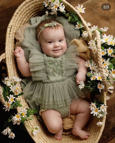 3 Month Girl Photoshooting Ideas, One Month Picture Ideas, Baby Flower Photoshoot, Baby Spring Pictures, Two Month Baby Photoshoot, Spring Baby Photoshoot Ideas, Baby Photoshoot Ideas 3 Months, 2 Month Old Baby Photoshoot, 3 Months Old Baby Photoshoot