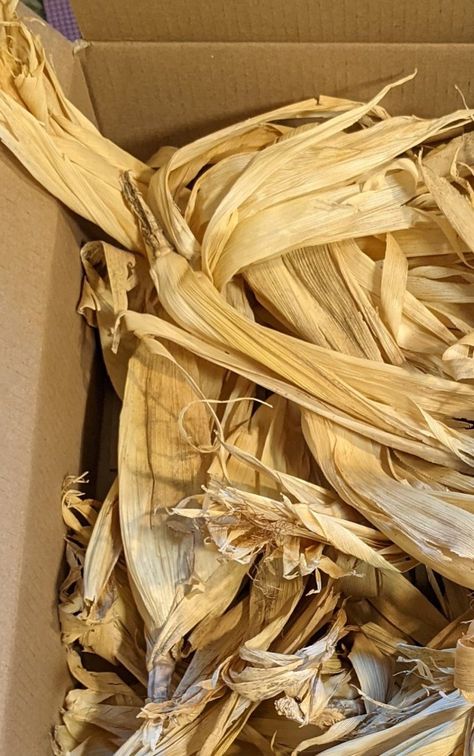 Corn Husk Garland Diy, Corn Silk Crafts, How To Dry Corn Husks, Corn Shuck Wreaths, Corn Husks Crafts, Corn Husk Weaving, Desert Foraging, Cornhusk Crafts, Corn Stalk Decor