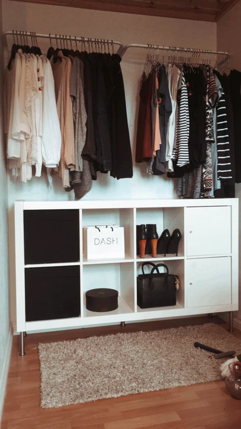 Open Wordroab Design, Colour Coded Wardrobe, Open Wardrobe Ideas Bedroom, Simple Open Wardrobe, Open Wardrobe Ideas Small Spaces, Kallax Wardrobe, Cube Storage Closet, Bedroom Clothing Storage, Simple Wardrobe Design