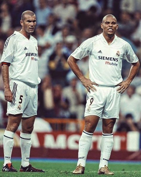 ronaldo & zizu Ronaldo And Zidane, Zidane Wallpaper, Zinedine Zidane Real Madrid, Ronaldo 9, Real Madrid Football Club, Miss The Old Days, Ronaldo Pictures, Madrid Football, Club Football