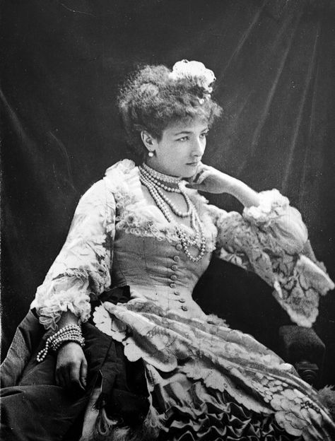 The Most Famous Courtesans from Madame de Pompadour to Gigi | Vogue Sara Bernhardt, Shameless Characters, Sarah Bernhardt, 1870s Fashion, Victorian Portraits, Victorian Clothing, French Actress, Alphonse Mucha, Photo Vintage