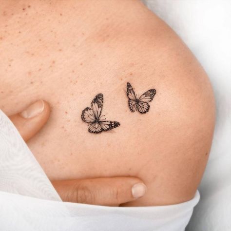 Fine line butterflies tattoo on the shoulder. Tattoo Papillon, Butterfly Tattoos On Arm, Butterfly Tattoo On Shoulder, Small Shoulder Tattoos, Small Butterfly Tattoo, Butterfly Tattoos For Women, Small Butterfly, Butterfly Tattoos, Discreet Tattoos