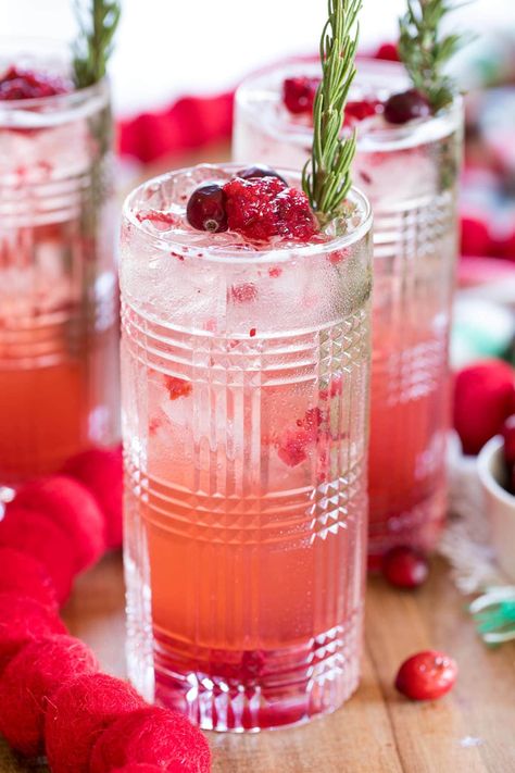 Christmas Gin Cocktails, Cocktail Prosecco, Christmas Gin, New Year's Desserts, Prosecco Cocktails, Gin Cocktail Recipes, Cranberry Cocktail, Vegan Candies, Spritz Cookies