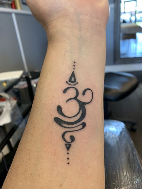 Om breathe yoga B Symbol, Om Symbol Tattoo, Yogi Tattoo, Tato Tradisional, Tattoo Design For Hand, Yoga Tattoos, Om Tattoo, Christmas Tattoo, Symbol Tattoo