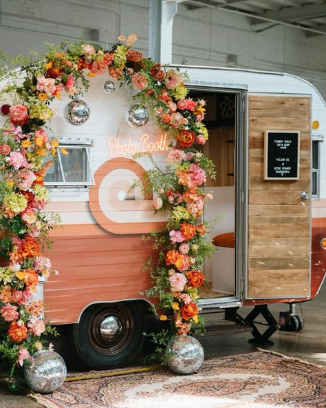 Step into the groove of the 70s with our styled photoshoot featuring incredible local vendors! ✨These vendors will bring unique features to your event that elevate the fun and ensure unforgettable memories 🪩✨ Photos by @j.lynnephotos @themadisonvenue - venue @jkbridalservices - charcuterie & mimosa bar @retroroamerphotobooth - camper photo booth @vintagetablerentals - place settings & rugs @the_thirsty_goose - mobile bar & custom cocktails @the_brass_poppy - furniture & decor rentals ... Mobile Bar Aesthetic, Goose Mobile, Camper Photo Booth, Styled Photoshoot, Best Business Ideas, Custom Cocktails, Mimosa Bar, Mobile Bar, Photo Memories