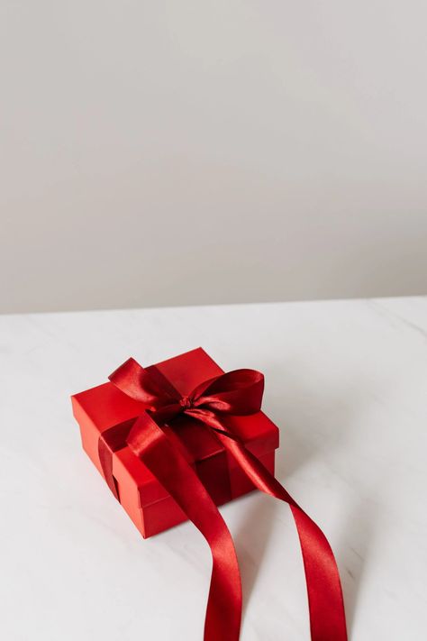 Red gift box with ribbon on table · Free Stock Photo Valentines Gift Box, Red Gift Box, Cadeau Diy, Red Gift, Red Balloon, Gift Of Time, Sweet Valentine, San Valentino, Red Christmas