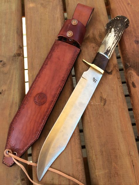 Big Knives, Best Bowie Knife, Jim Bowie, Knife Ideas, Stag Antlers, Pretty Knives, Collectible Knives, Vintage Crown, Custom Knife