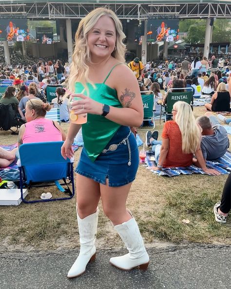 Might not be a 10 point but I’ll be your blonde in the shotgun seat @postmalone 😜 Outfit details linked in my stories!💚 #postmalone #amazonfashion #amazonfashion #concertoutfit #cowgirlboots #countryconcertoutfit #ruoffmusiccenter #ltk #ltkfashion #ltksalealert #ltkunder100 #ltkstyletip Country Concert Outfit, Post Malone, Cowgirl Boots, Outfit Details, Amazon Fashion, Concert Outfit, Blonde, Quick Saves