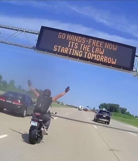 Motorcycle Memes, Witty Jokes, Funny Signs, Memes Funny, Custom Bikes, Best Funny Pictures, A Sign, Video Clip, Dankest Memes