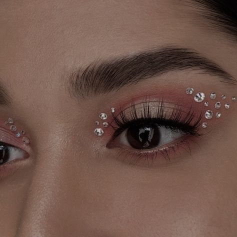 Face Glitter Makeup Looks, Festival Makeup Rhinestones Eye, Concert Makeup Rhinestones, Sequin Eye Makeup Rhinestones, Korean Concert Makeup, Beads Makeup Look, Jewels Eye Makeup, Jewels On Face Rhinestones, Makeup Sparkle Glitter