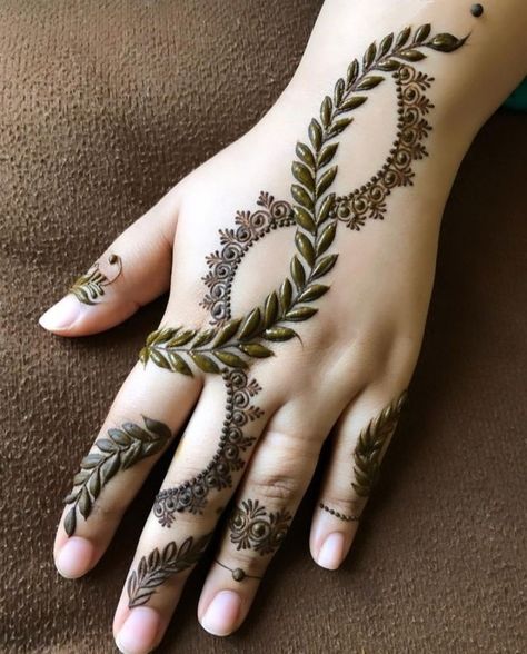 Patch Mehndi Designs, Floral Mehndi Design, Simple Henna Designs Hand, Dulhan Mehndi Design, Floral Mehndi, Unique Mehndi, Legs Mehndi Design, Simple Henna Tattoo, Very Simple Mehndi Designs