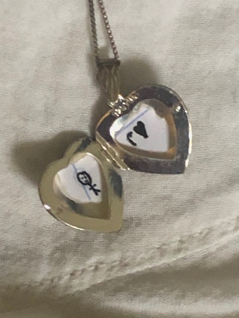 Tamia Core, Locket Necklace Aesthetic, Necklace Aesthetic, Jewelry Aesthetic, Necklace Ideas, Disney Descendants, Grunge Aesthetic, Locket Necklace, Photography Ideas