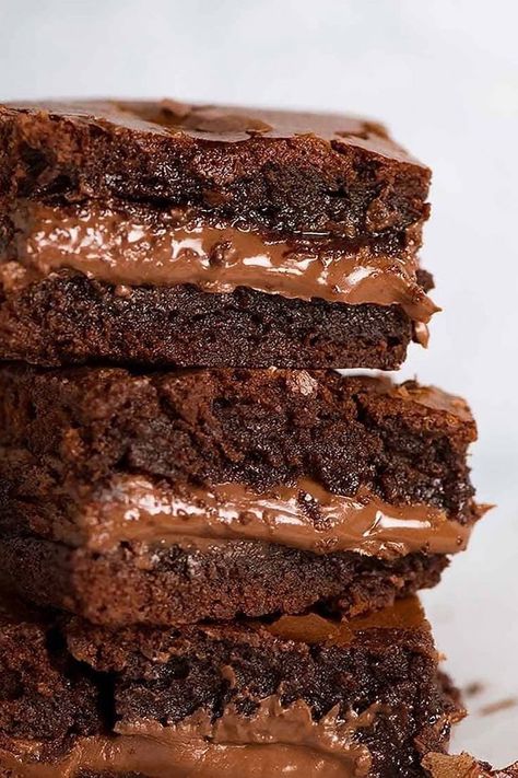 Quer aprender fazer essa delícia? Clica na imagem. Brownie Recipe Video, Nutella Recipes Brownies, Nutella Recipes Easy, Nutella Cookie, Mouthwatering Desserts, Nutella Fudge, Resep Brownies, Nutella Brownies, Homemade Nutella