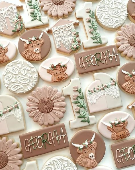 Jamie Holdaas- Cookie art on Instagram: “Scottish Highland cows, but make it boho and girly. Happy birthday Georgia! . . 1st birthday themes are always the cutest! . . .…” Highland Cow Sugar Cookies, Cow Sugar Cookies, Alaina Rose, Western Cookies, Cow Birthday Cake, Cow Cupcakes, 1st Rodeo, Cow Cookies, Farm Cookies